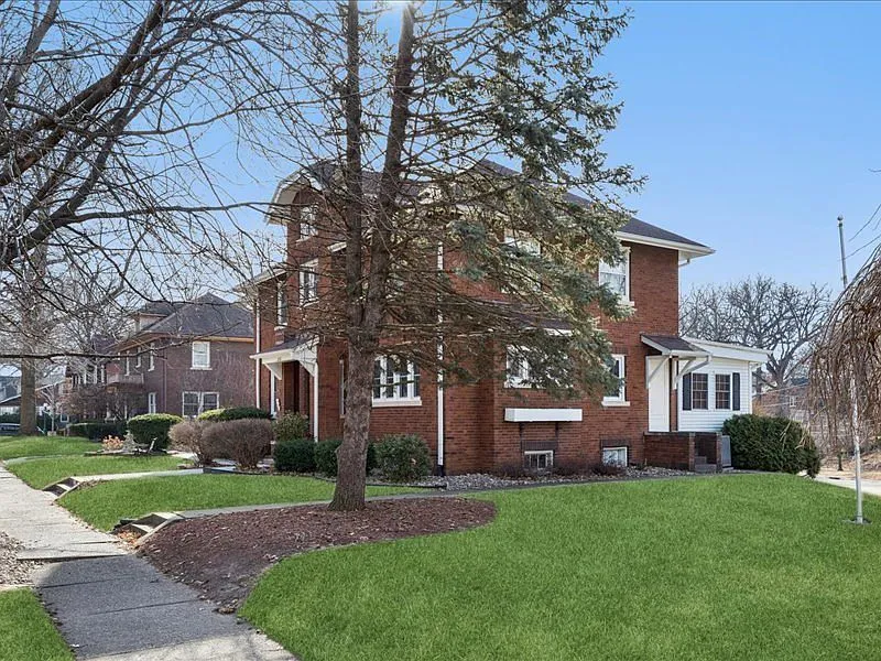 Moline, IL Brick Colonial Revival Home with 3 Bedrooms and Sunrooms photo 4
