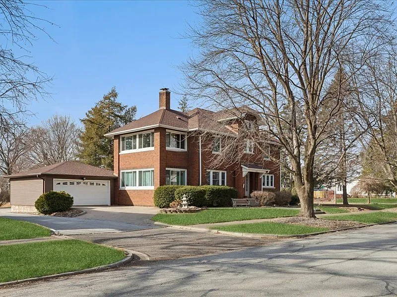 Moline, IL Brick Colonial Revival Home with 3 Bedrooms and Sunrooms photo 3