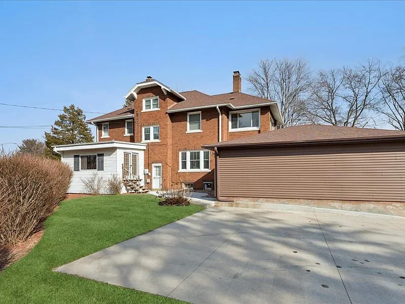 Moline, IL Brick Colonial Revival Home with 3 Bedrooms and Sunrooms photo 9