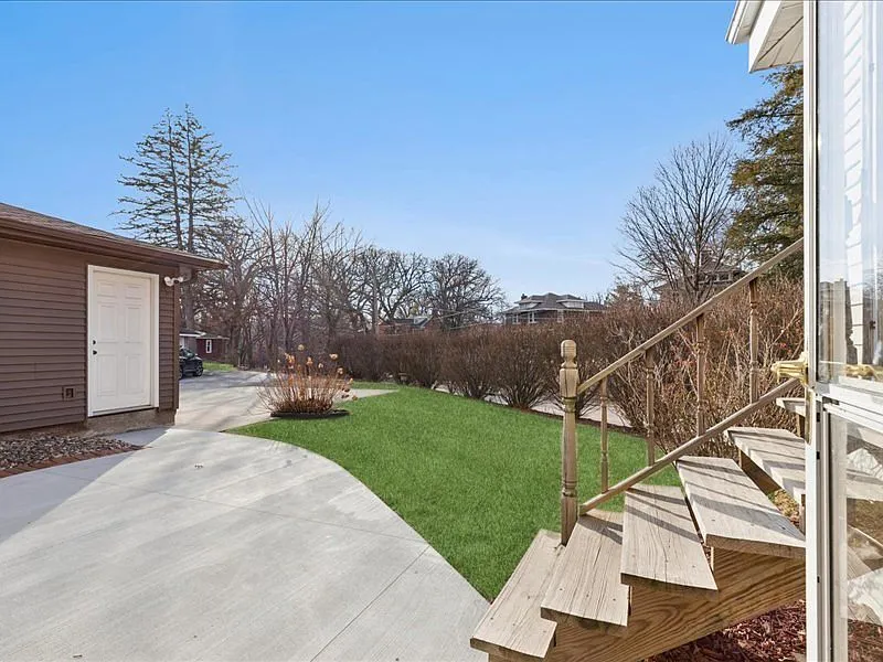 Moline, IL Brick Colonial Revival Home with 3 Bedrooms and Sunrooms photo 8