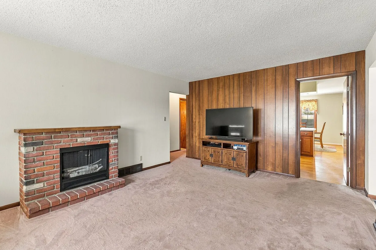 Oglesby, Illinois Ranch-Style Home with 3 Bedrooms and Finished Rec Room photo 4