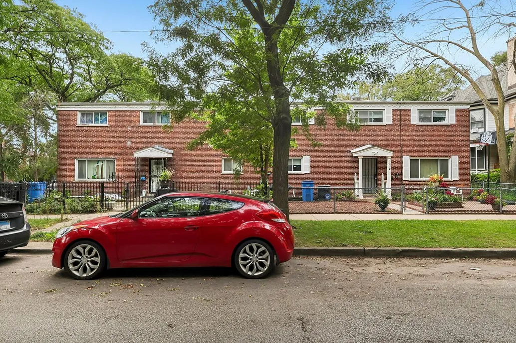 Chicago, IL 3-Bedroom Townhome with 1,280 Sq Ft and Assigned Parking photo 2