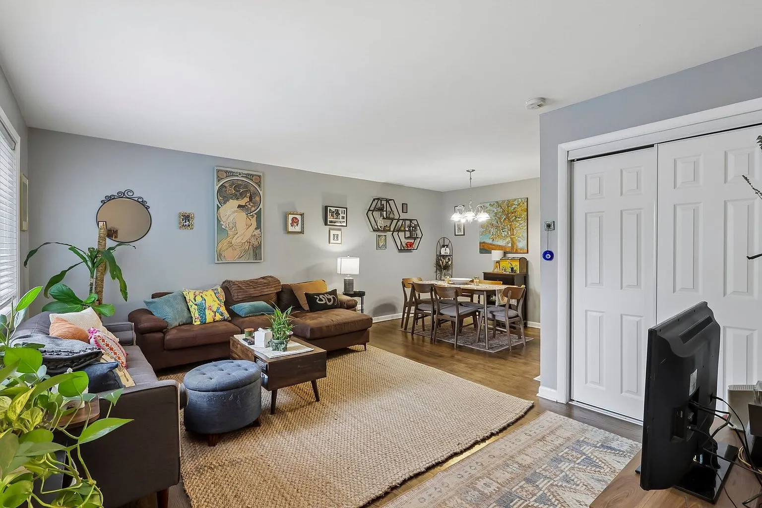 Chicago, IL 3-Bedroom Townhome with 1,280 Sq Ft and Assigned Parking photo 4