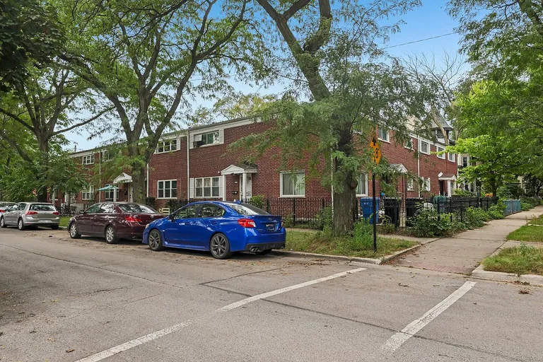 Chicago, IL 3-Bedroom Townhome with 1,280 Sq Ft and Assigned Parking property photo