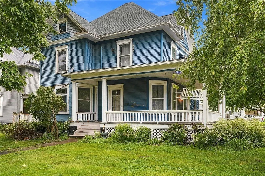 Sterling, Illinois 4-Bedroom Home with 1,996 Sq. Ft. and Restoration Potential photo 3