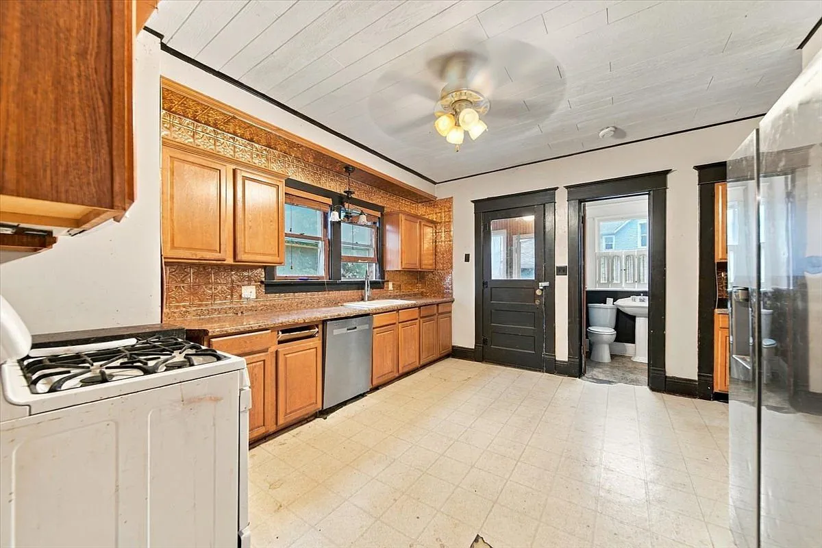 Sterling, Illinois 4-Bedroom Home with 1,996 Sq. Ft. and Restoration Potential photo 8