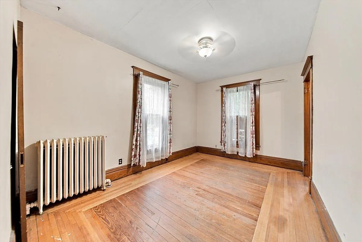 Sterling, Illinois 4-Bedroom Home with 1,996 Sq. Ft. and Restoration Potential photo 9