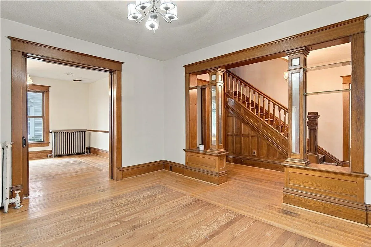 Sterling, Illinois 4-Bedroom Home with 1,996 Sq. Ft. and Restoration Potential photo 6