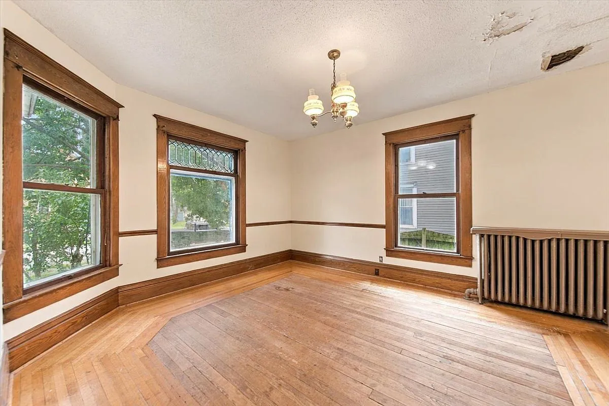 Sterling, Illinois 4-Bedroom Home with 1,996 Sq. Ft. and Restoration Potential photo 7