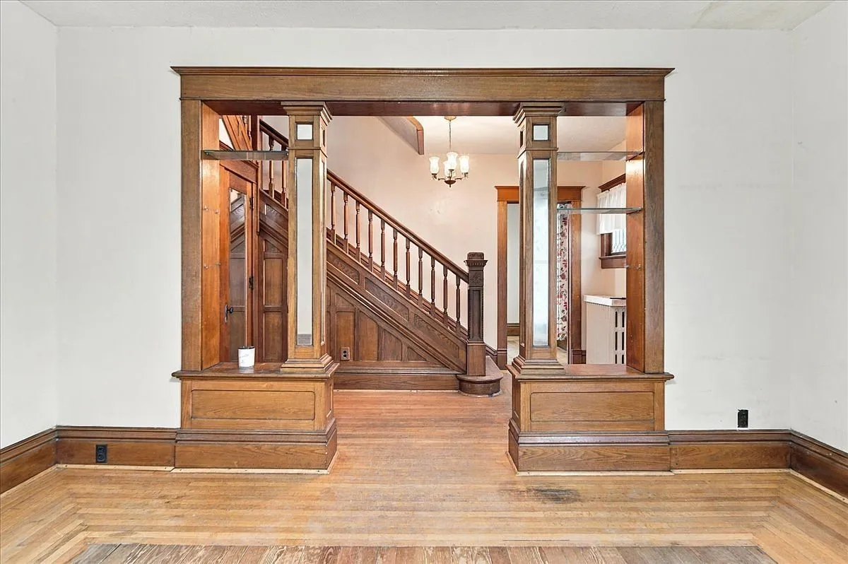 Sterling, Illinois 4-Bedroom Home with 1,996 Sq. Ft. and Restoration Potential photo 5