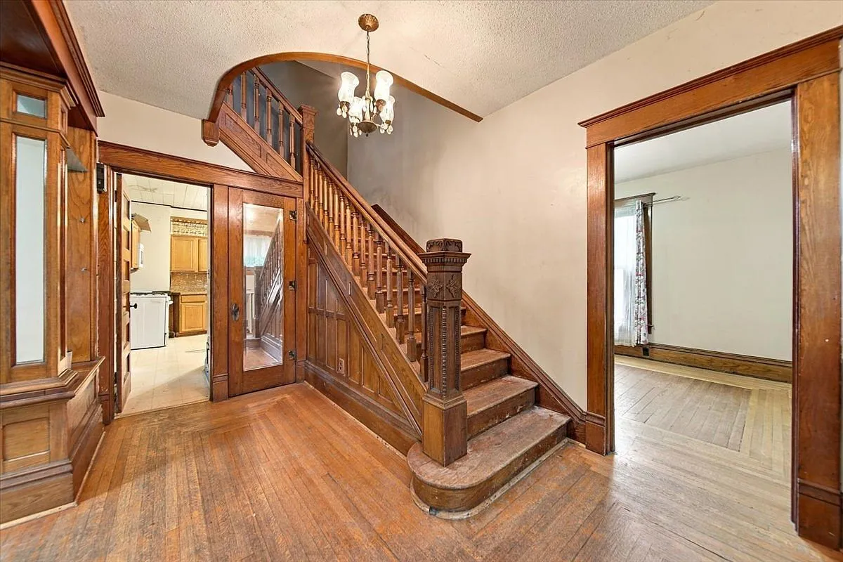 Sterling, Illinois 4-Bedroom Home with 1,996 Sq. Ft. and Restoration Potential photo 4