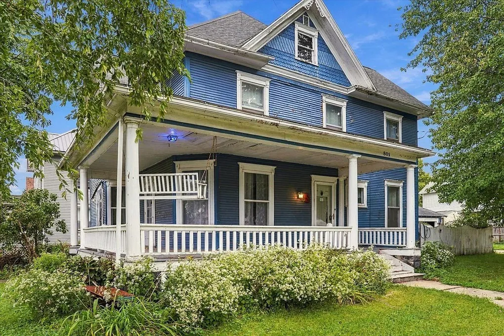 Sterling, Illinois 4-Bedroom Home with 1,996 Sq. Ft. and Restoration Potential photo 2