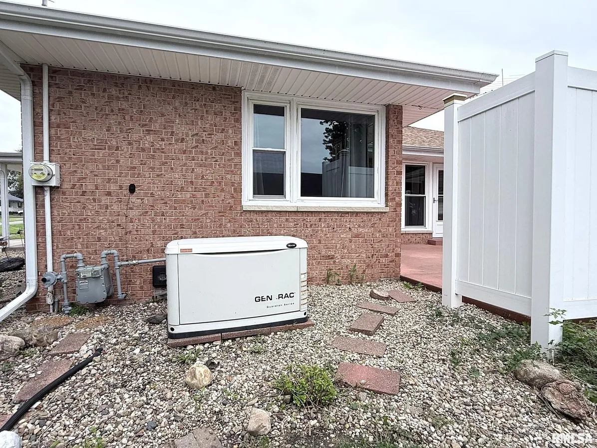 Oneida, IL Brick Ranch for Sale with 3 Bedrooms and 2,823 Sq Ft photo 10