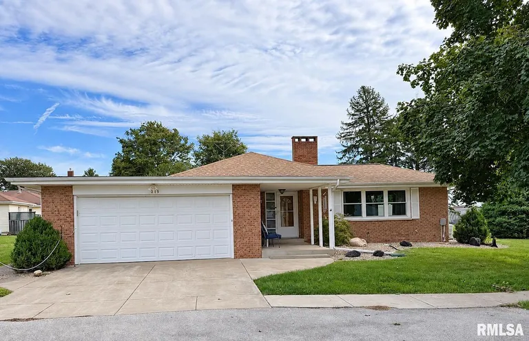 Oneida, IL Brick Ranch for Sale with 3 Bedrooms and 2,823 Sq Ft property photo