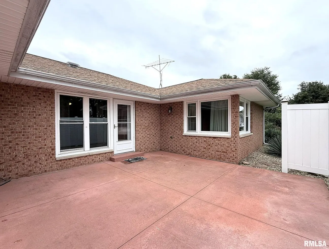 Oneida, IL Brick Ranch for Sale with 3 Bedrooms and 2,823 Sq Ft photo 8