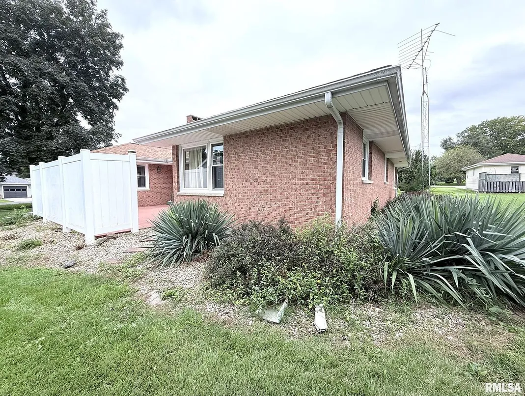 Oneida, IL Brick Ranch for Sale with 3 Bedrooms and 2,823 Sq Ft photo 7