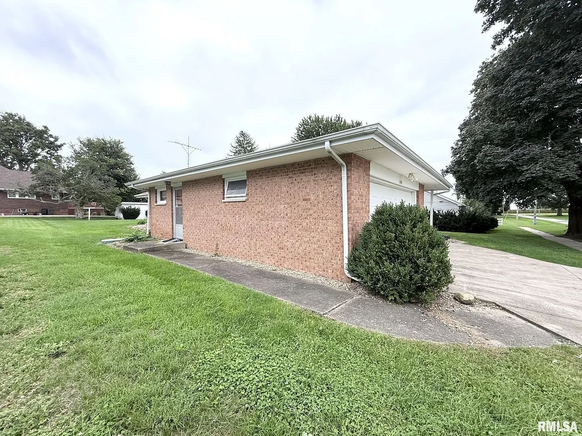 Oneida, IL Brick Ranch for Sale with 3 Bedrooms and 2,823 Sq Ft photo 2