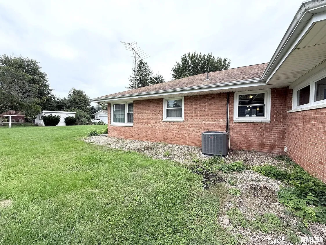 Oneida, IL Brick Ranch for Sale with 3 Bedrooms and 2,823 Sq Ft photo 3
