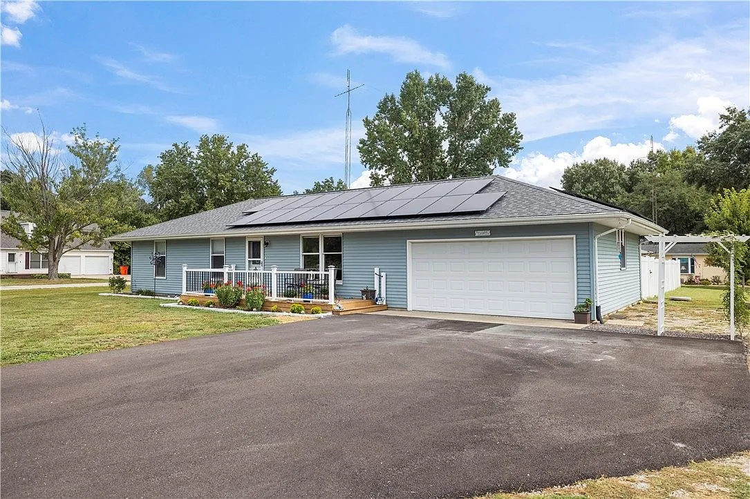 Shelbyville, Illinois Ranch-Style Home on 0.52 Acres with 3 Bedrooms photo 2