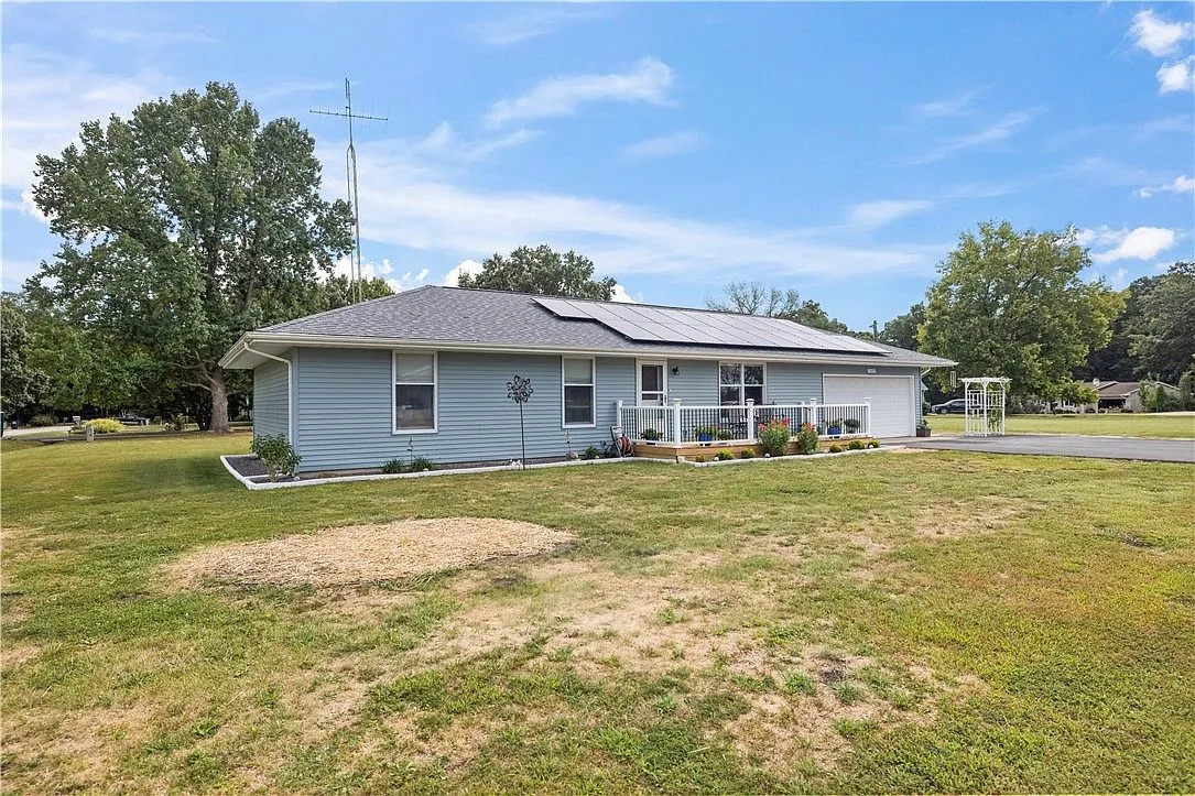 Shelbyville, Illinois Ranch-Style Home on 0.52 Acres with 3 Bedrooms photo 3