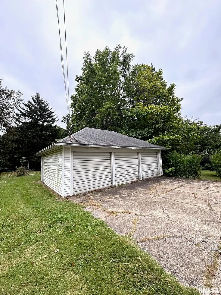 Creve Coeur, IL Country Home on 4.47 Acres with Detached Garage photo 5