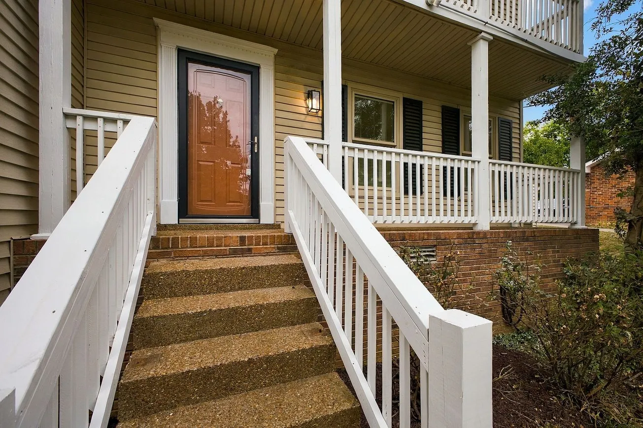 Renovated 2-Bedroom Country Home in Bellevue, Nashville, TN with 700-Sq-Ft Deck photo 2