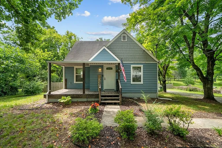 Knoxville, TN Country Home with 0.6804-Acre Lot and 3 Bedrooms property photo