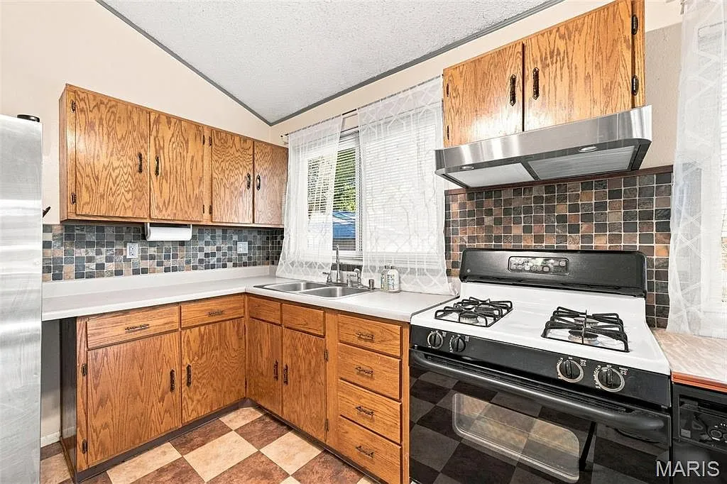 3-Bedroom Home for Sale at 2470 Jenkee Dr, Florissant, MO 63031 photo 2
