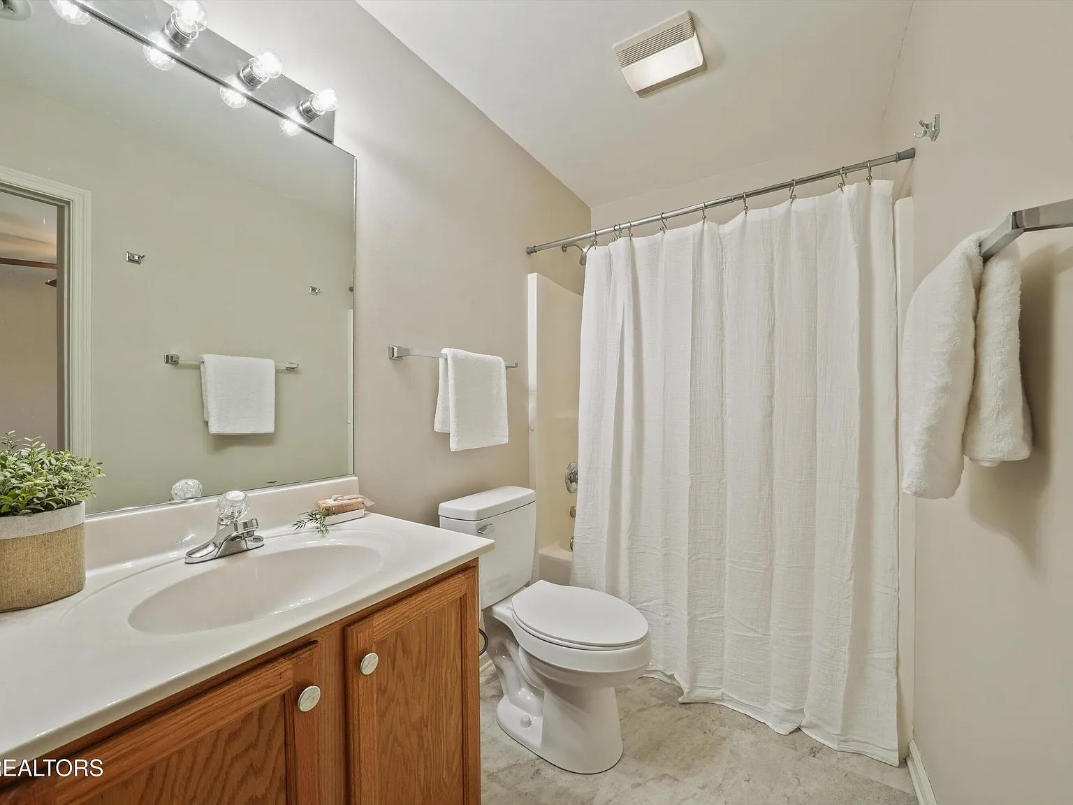 Knoxville, TN One-Level 3-Bedroom End-Unit Condo with Covered Deck photo 8
