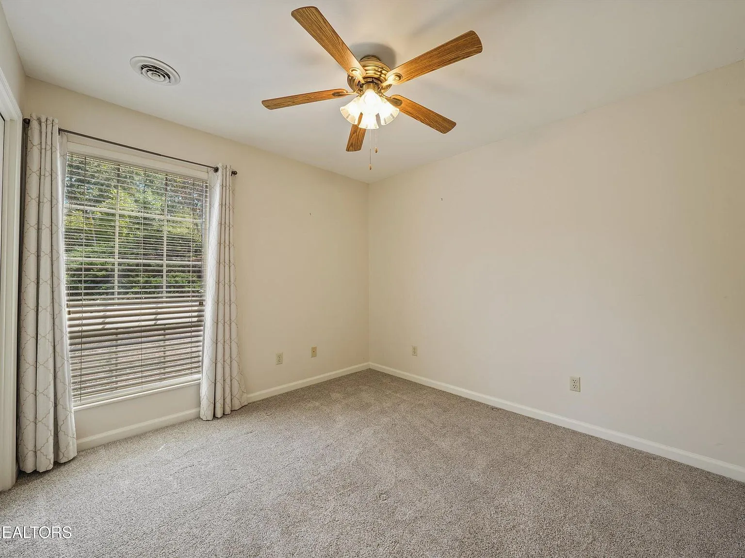 Knoxville, TN One-Level 3-Bedroom End-Unit Condo with Covered Deck photo 9