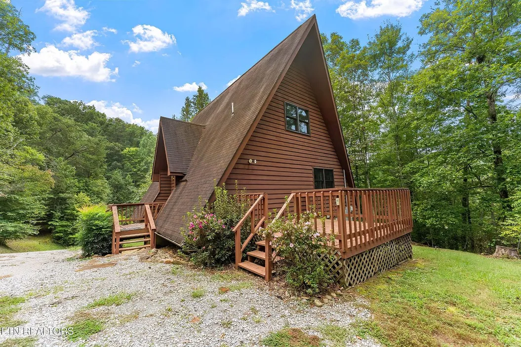 Vonore, TN Mountain Home on 8.56 Acres with Detached Garage photo 2