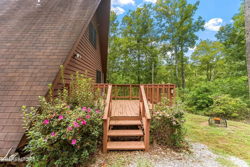 Vonore, TN Mountain Home on 8.56 Acres with Detached Garage photo 3