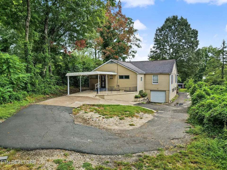 3-Bedroom Knoxville, TN Home with 0.49-Acre Lot and Workshop photo 5