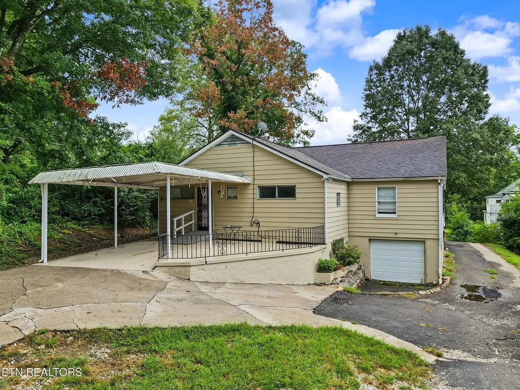 3-Bedroom Knoxville, TN Home with 0.49-Acre Lot and Workshop photo 4