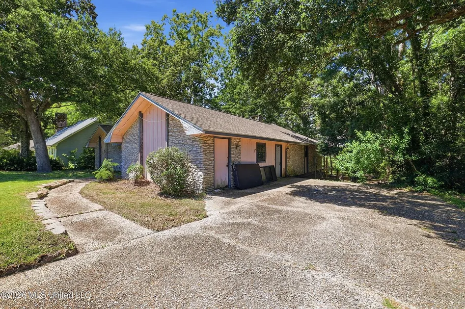 Sioux Bayou Country Home on 0.42 Acres in Gautier, MS photo 3