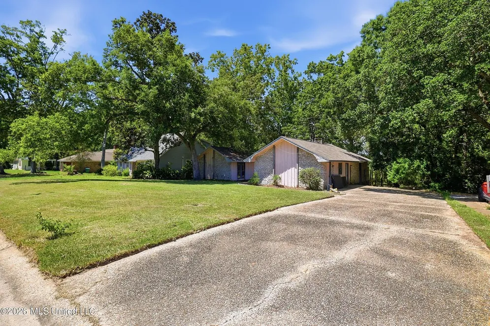 Sioux Bayou Country Home on 0.42 Acres in Gautier, MS photo 5