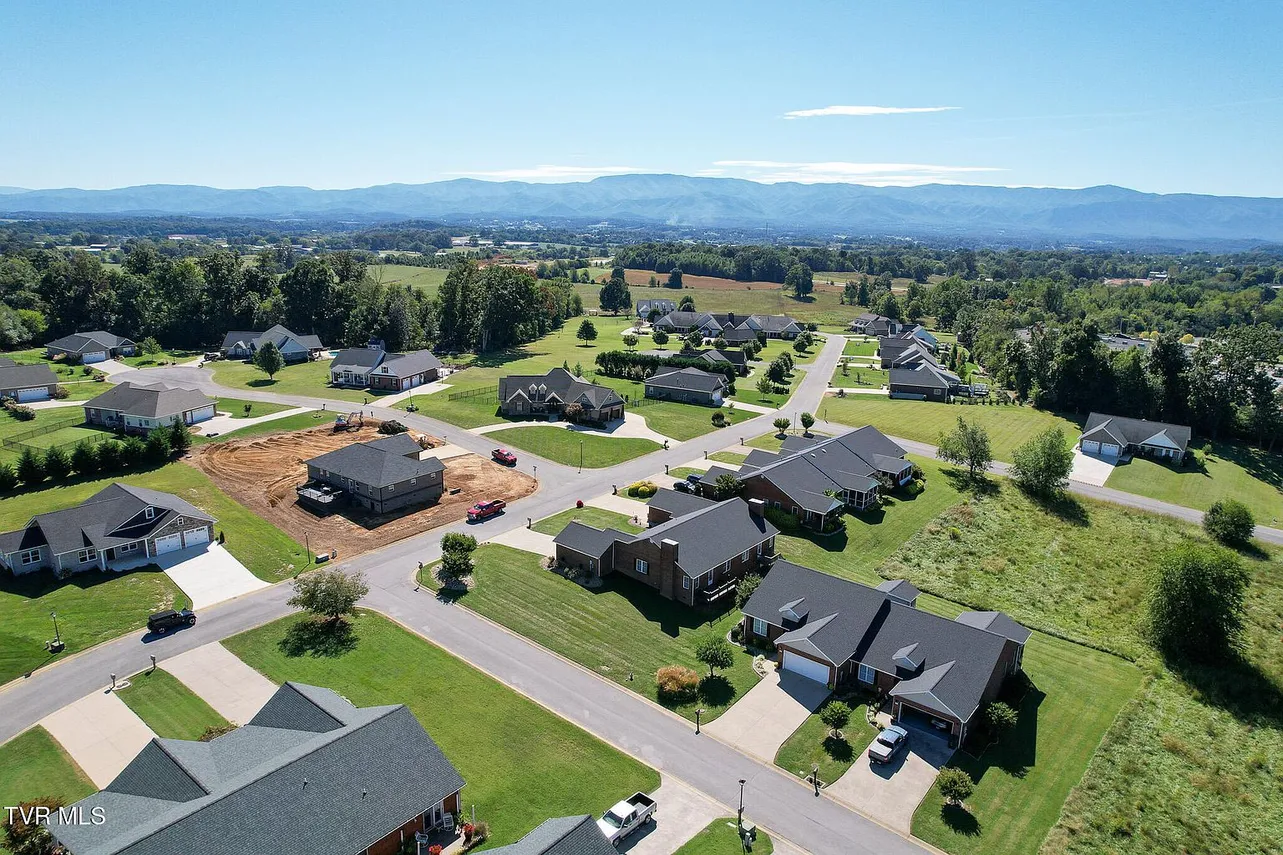 Greeneville, TN 2-Bedroom Condo with Mountain Views and 2-Car Garage photo 2