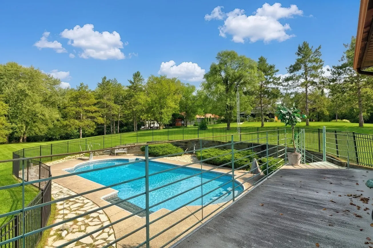 42357 N Center St, Antioch, IL 60002 | Ranch Home on 2.27 Acres with Pool photo 4