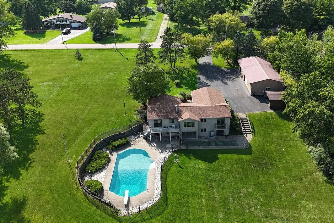 42357 N Center St, Antioch, IL 60002 | Ranch Home on 2.27 Acres with Pool photo 2