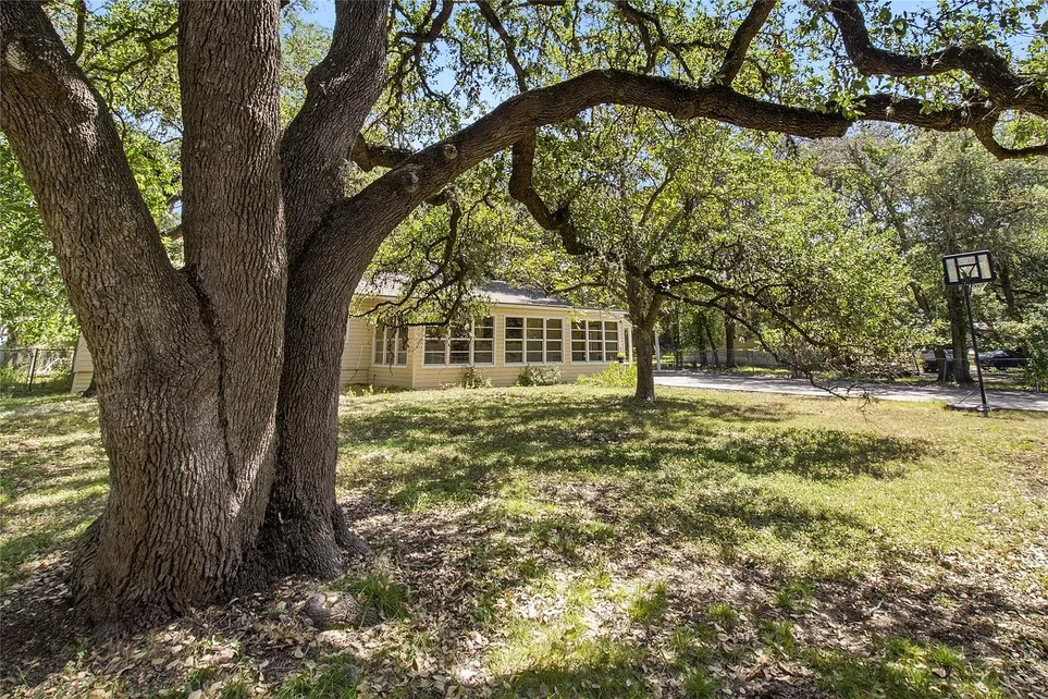 606 Harmons Way, San Marcos, TX 78666: Unique 3-Bedroom Property on 0.495 Acres photo 3