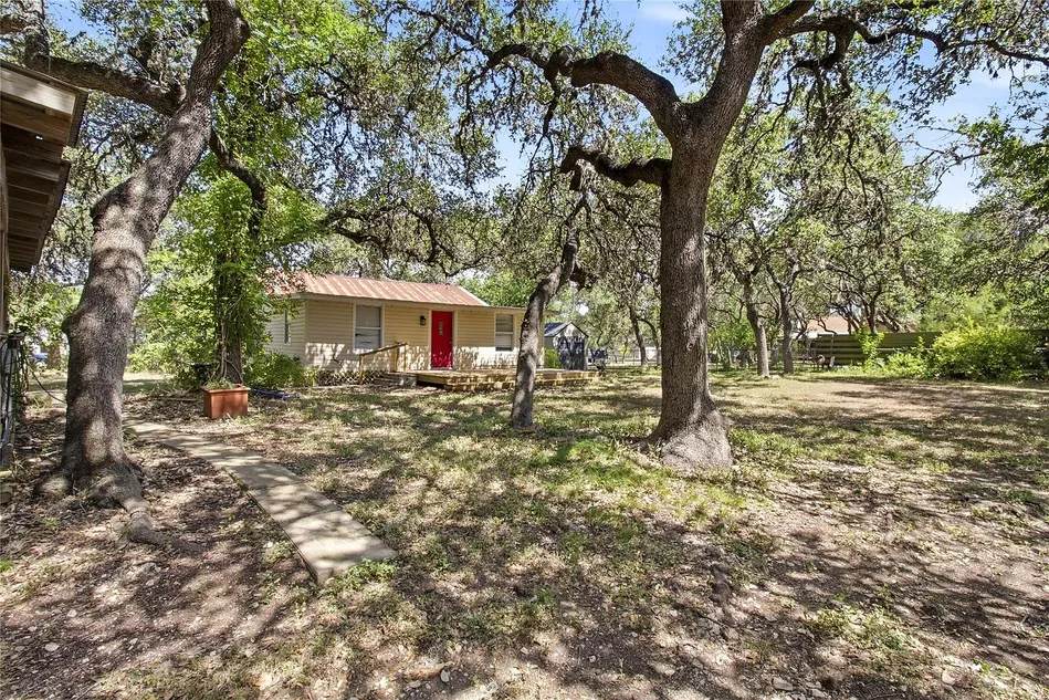 606 Harmons Way, San Marcos, TX 78666: Unique 3-Bedroom Property on 0.495 Acres photo 4
