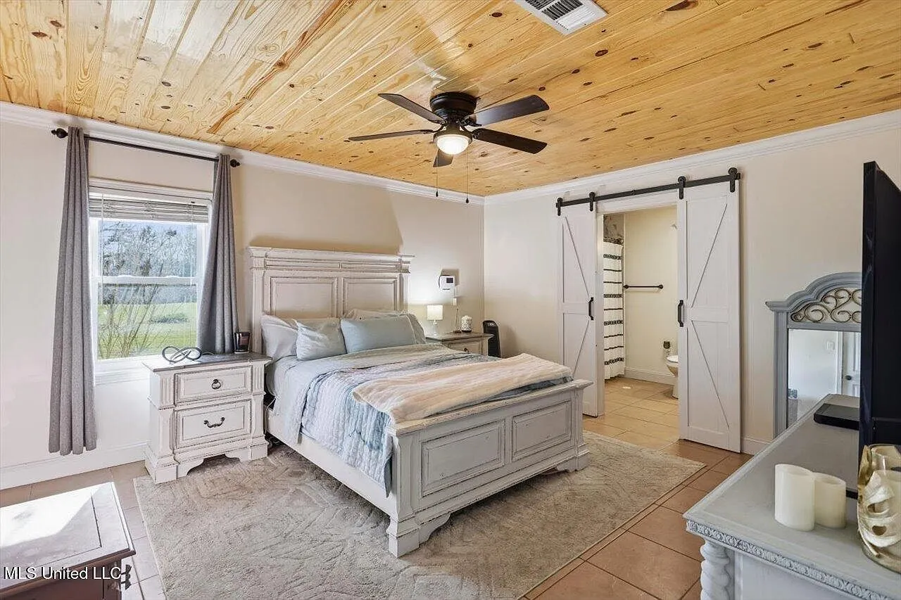 Updated 3-Acre Home for Sale at 13131 New Zion Rd, Crystal Springs, MS photo 9