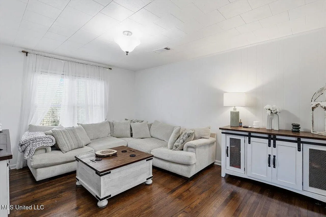 Updated 3-Acre Home for Sale at 13131 New Zion Rd, Crystal Springs, MS photo 6