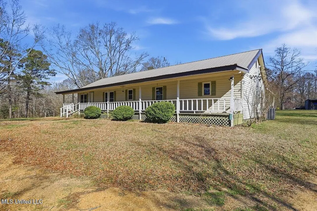 Updated 3-Acre Home for Sale at 13131 New Zion Rd, Crystal Springs, MS photo 2