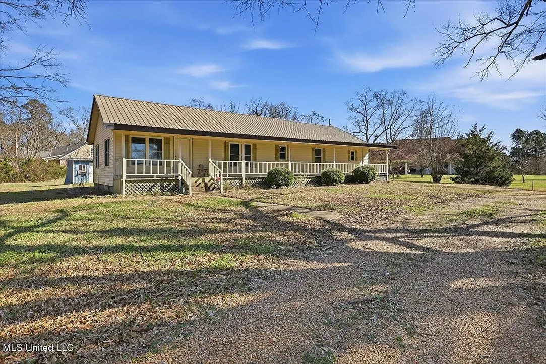 Updated 3-Acre Home for Sale at 13131 New Zion Rd, Crystal Springs, MS photo 3