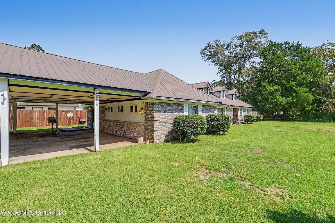 Lucedale, Mississippi Brick Country Home with 4 Bedrooms and 0.49 Acres photo 2