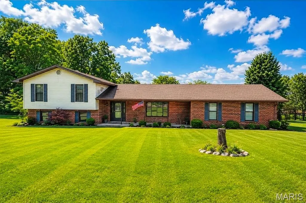 Well-Maintained Tri-Level Home with Barn at 1559 Saddle Dr, Festus, Missouri photo 2
