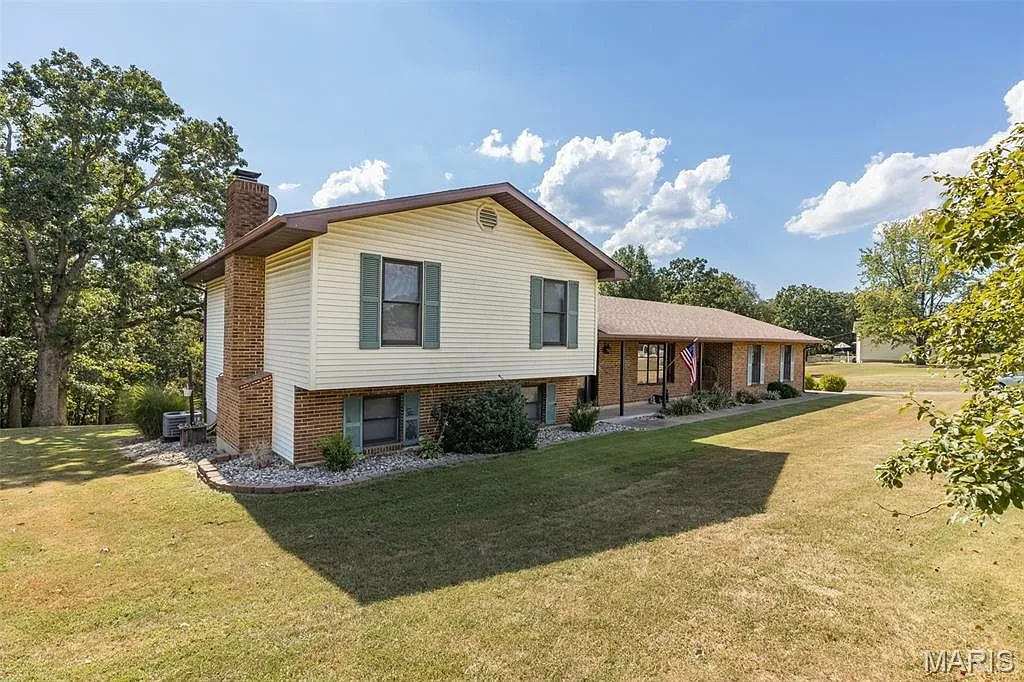 Well-Maintained Tri-Level Home with Barn at 1559 Saddle Dr, Festus, Missouri photo 3