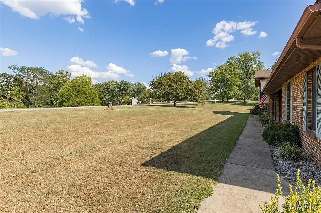 Well-Maintained Tri-Level Home with Barn at 1559 Saddle Dr, Festus, Missouri photo 5