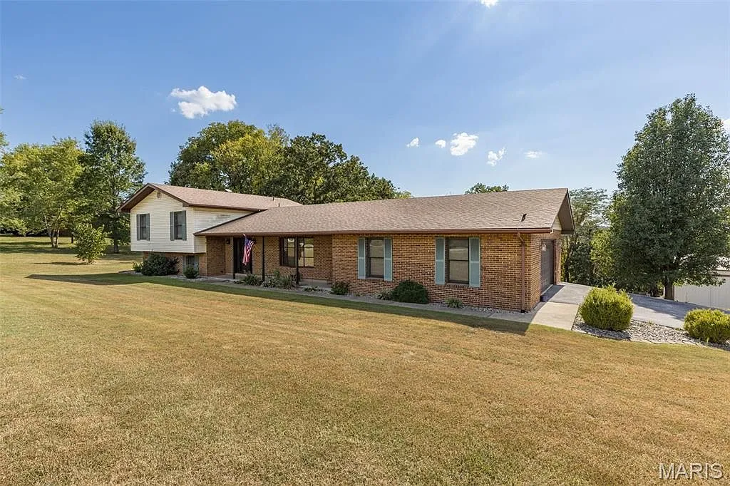 Well-Maintained Tri-Level Home with Barn at 1559 Saddle Dr, Festus, Missouri photo 4